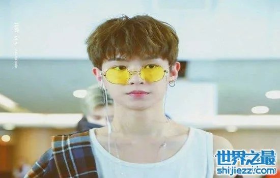 俊男靓女蔡徐坤程潇恋情被曝光，竟在节目中眉目传情！ 