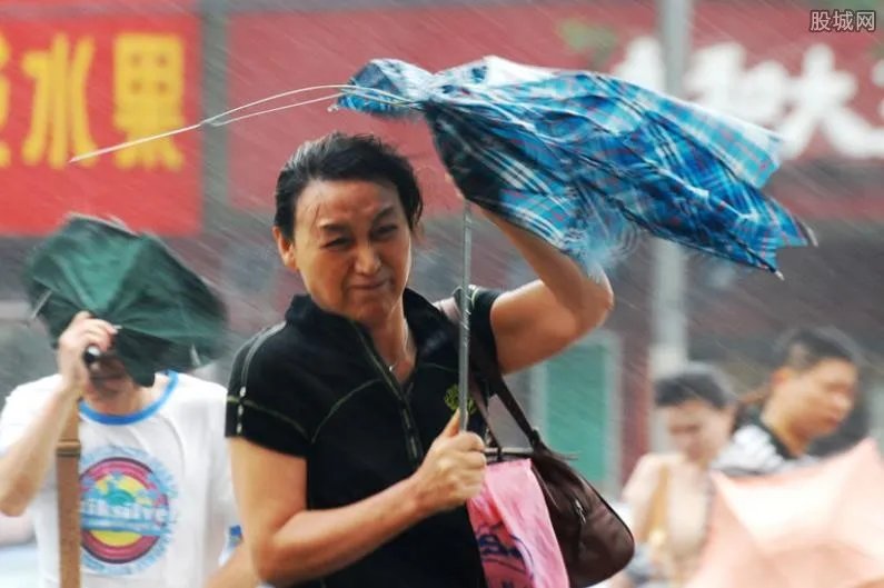 实拍江西上饶暴雨：洪水漫入屋内 画面太恐怖了