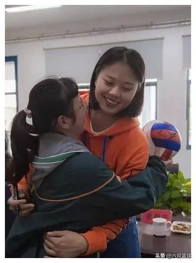 心善人美,中国女排龚翔宇默默资助贫困学生三年,获球迷称赞,如何评价?