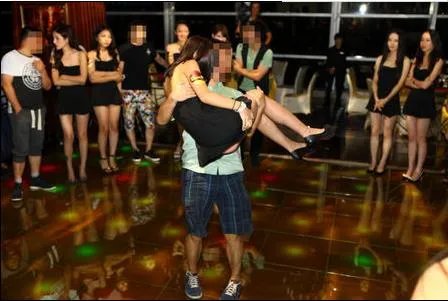 showgirl游艇门过程及内部照片：不堪入目的互动场面