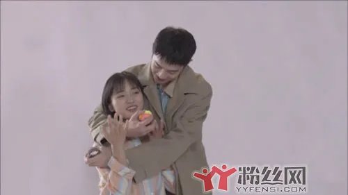 梁靖康给沈月剥瓜子关系暧昧在一起了 沈月梁靖康亲昵照越来越作