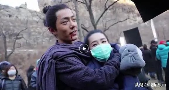 如何看待肖战搂李沁脖子?
