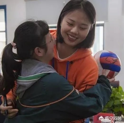 心善人美,中国女排龚翔宇默默资助贫困学生三年,获球迷称赞,如何评价?