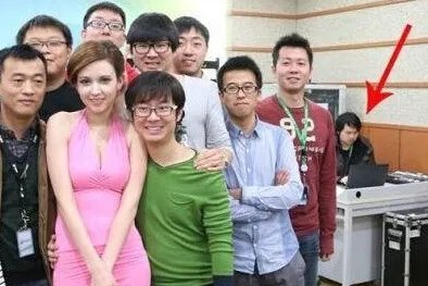 泷泽萝拉贴身服务15年 这个男人究竟是谁？
