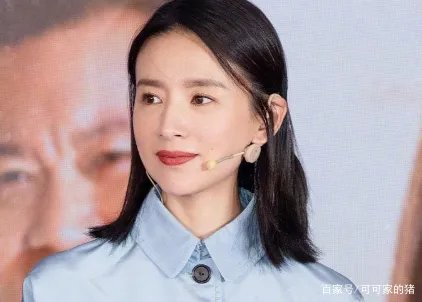 董洁演十八岁少女,蓝色衬衫穿出冷清秋气质,机场未修图暴露老态了吗?