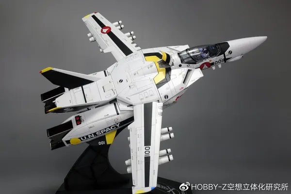 万代 DX超合金TV版VF-1S罗伊·福卡特别型