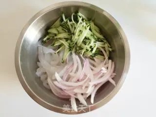 黄瓜拌拉皮