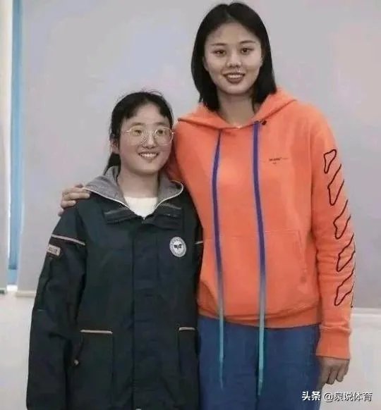心善人美,中国女排龚翔宇默默资助贫困学生三年,获球迷称赞,如何评价?