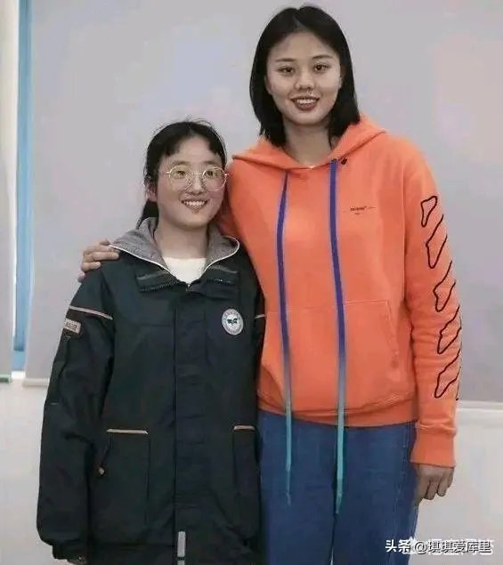 心善人美,中国女排龚翔宇默默资助贫困学生三年,获球迷称赞,如何评价?