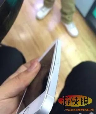 iPhone 5“坐弯门”重现 iPhone 5S又被坐弯了
