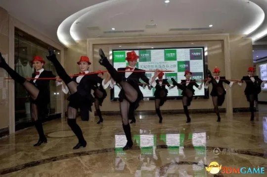 12名大妈为上春晚集体整容:60岁年龄18岁好身材