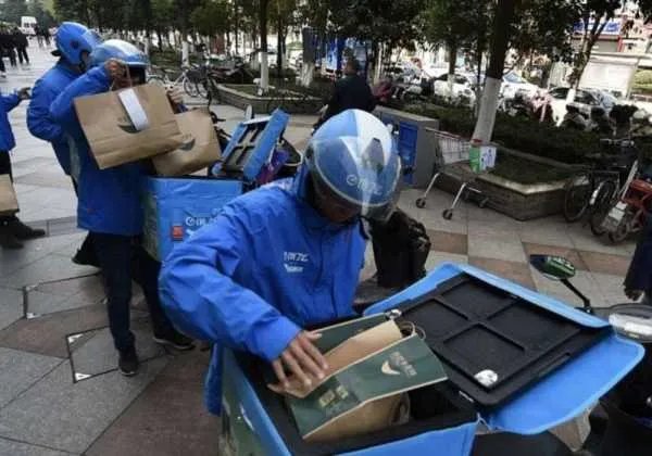 高校外卖堆积,外卖员称月入两三万这是真的吗?