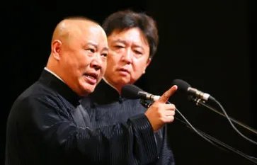 郭德纲于谦的相声,在台上演出时需要提前进行排列吗?
