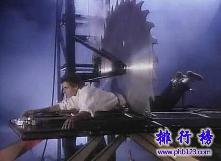 世界十大错觉魔术排行榜:人体切割魔术原理曝光(两个人)