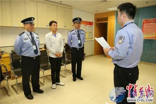 我有一个朋友让我投资虚拟货币和五行币，我上网查了一下说是传销，是吗？