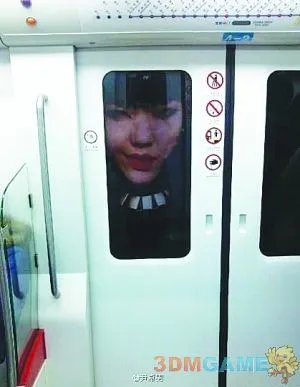 吴莫愁地铁海报吓乘客一跳 鬼魅表情令人毛骨悚然