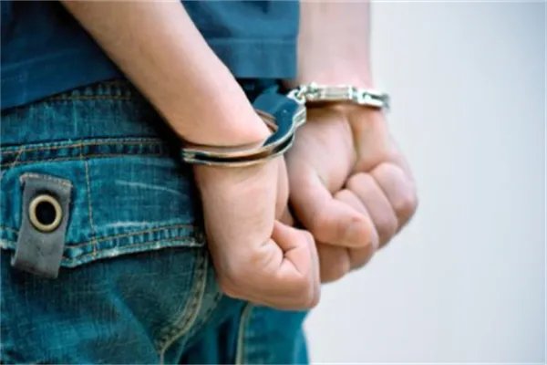 宿迁一嫌犯驾车撞警车逃逸被当场抓获,犯罪逃逸是否罪加一等?