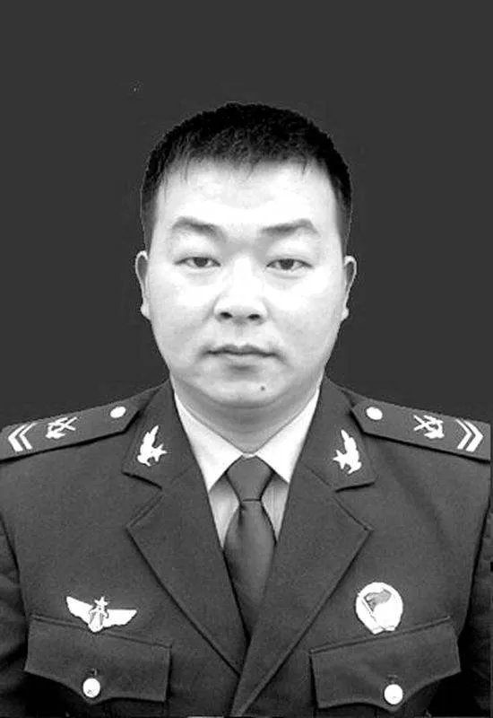 军人休假期间三闯火海救人结果如何？