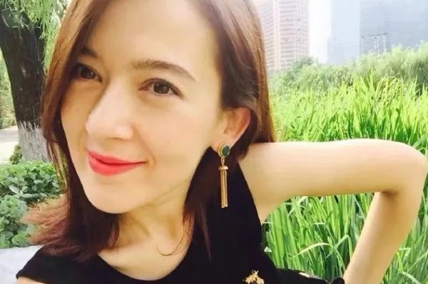 对郑爽直接开骂,央视一哥尼格买提的妻子是一个怎么样的人?