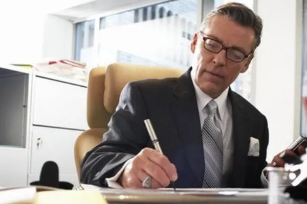美国今年有多少家企业提交破产申请?损失金额多吗?