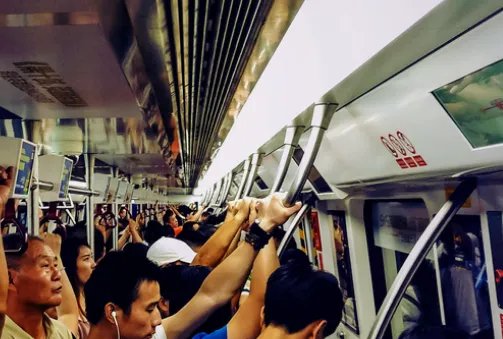 深圳地铁保安要求乘客给外国人让座,这名保安为什么要这么做?