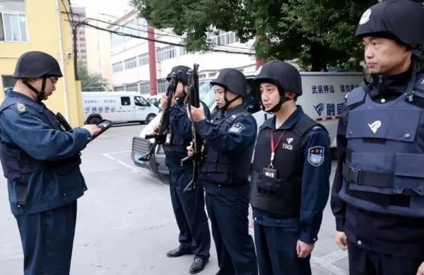 身穿金盾押运制服的工作人员背枪在超市购物,此举是否会受到处罚?