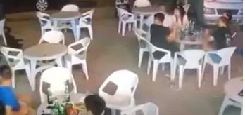 警方通报小车冲过夜市撞飞数人,司机竟是无证酒驾,会怎么判?