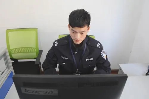 同时交往多个女朋友缺钱,大学生冒充警察查车罚款,是如何被警方发现的?