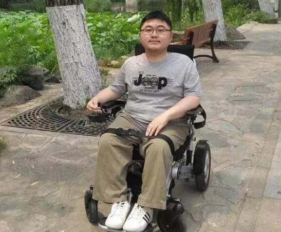 妈妈背患病儿子读到清华博士,儿子患的什么病?