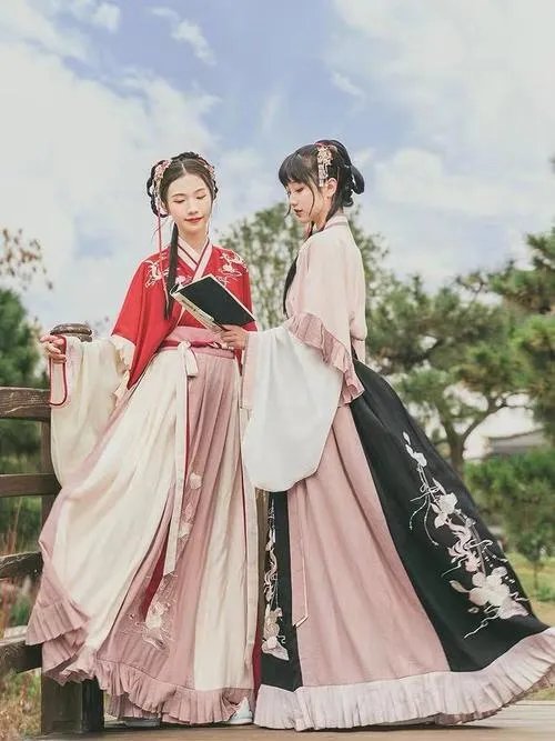 汉服市场爆发,为什么现在的年轻人都喜欢汉服?