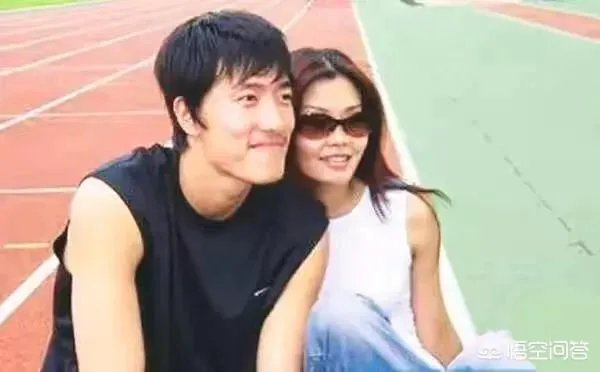 苏炳添破纪录夺金，冬日娜采访为什么多次提起刘翔？你怎么看？