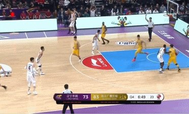 CBA第二轮，史蒂芬森一攻一防让孙铭徽领到一个技犯一个违体犯规，当时发生了什么？
