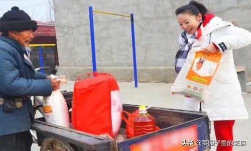 有人说电视上看不见“草帽姐”了，她的近况怎么样？