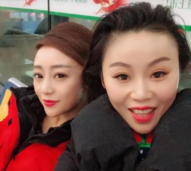 有人说电视上看不见“草帽姐”了，她的近况怎么样？