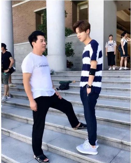 关晓彤爸爸曾晒与鹿晗合照过?