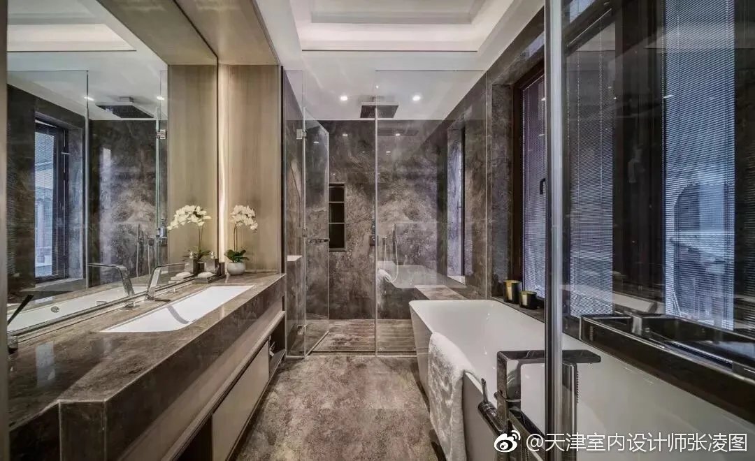 “留连戏蝶时时舞,自在娇莺恰恰啼。“唐朝诗人杜甫一首《江畔独...
