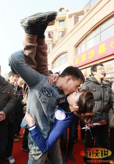 “接吻”马拉松?合肥上演接吻大赛多人晕倒