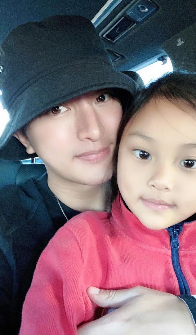 贾乃亮李小璐为女儿庆生,甜馨的变化有多大呢?