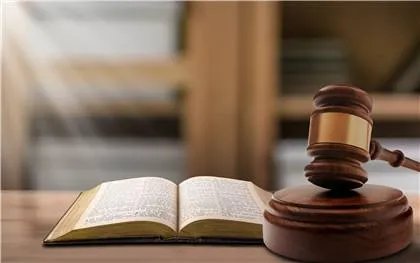 对于高校副教授离职被索赔违约金一事,律师有何表示?