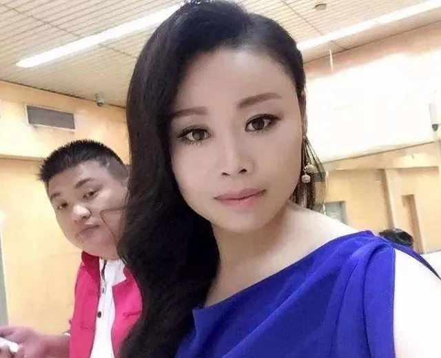 有人说电视上看不见“草帽姐”了，她的近况怎么样？