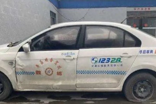 四川平昌一驾校的学员练车时撞倒另一学员,驾校该不该承担这件事的责任?
