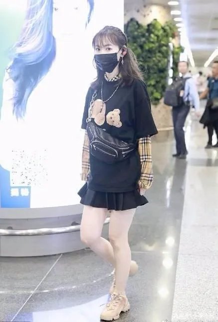 马蓉美腿吸睛现身机场,左手的戒指成为另一个焦点,有新恋情了吗?