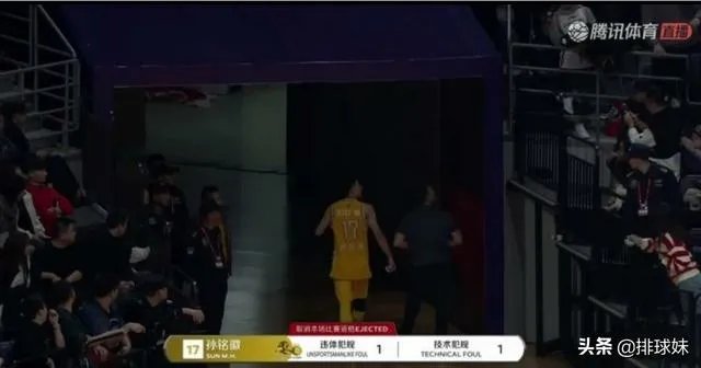 CBA第二轮，史蒂芬森一攻一防让孙铭徽领到一个技犯一个违体犯规，当时发生了什么？