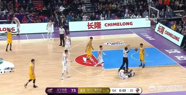 CBA第二轮，史蒂芬森一攻一防让孙铭徽领到一个技犯一个违体犯规，当时发生了什么？
