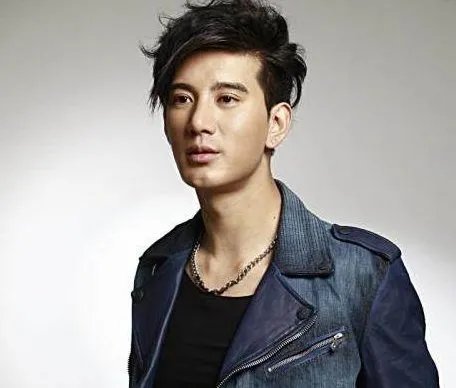蒲巴甲梁洁恋情曝光，你怎么看？
