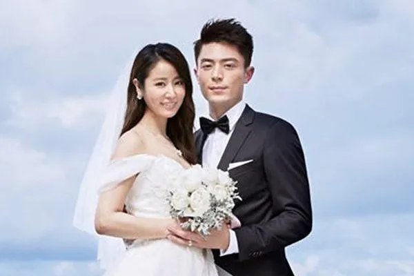 陈小春怀旧，黄晓明奢华，明星结婚请帖都如何设计？