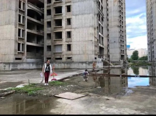 昆明烂尾楼没水没电没窗户,业主究竟该如何自救?