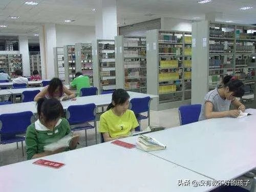 我儿子今年高考,成绩上不了本科,是去当兵好,还是报个大专学校再去当兵好?