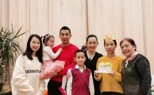 赵文卓一家为保姆庆生,为什么有些人觉得保姆比亲人还要亲?