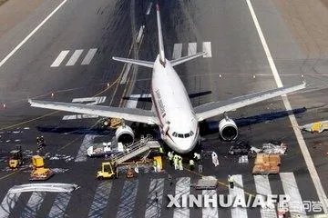 对于刚刚发生的孟加拉国客机失事事故,你有什么看法?